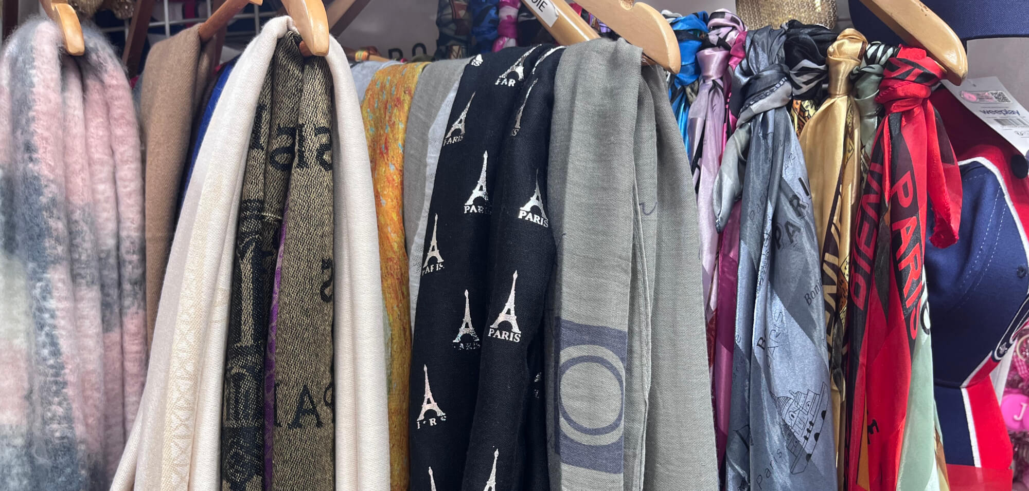 Foulard Français Coton – Motif Paris, Tour Eiffel, Drapeaux – Beige/rouge/bleu