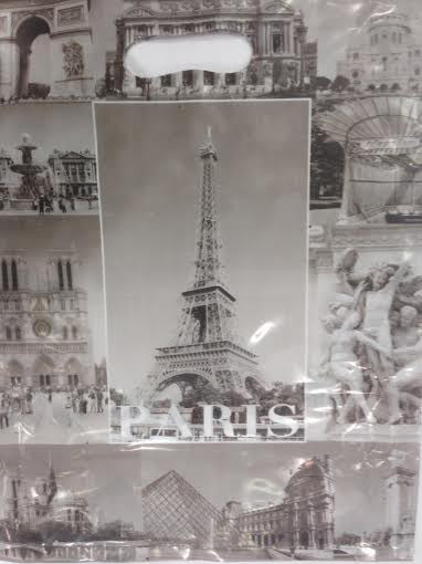 Sac plastique avec des images colorées de Paris, parfait pour le shopping. Disponible en 40cm x 30cm  et 60cm x 50cm