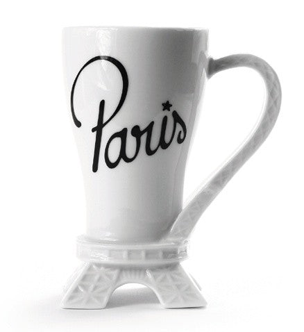 Mug original blanc en forme de Tour Eiffel, idéal pour les amateurs de Paris et de café.