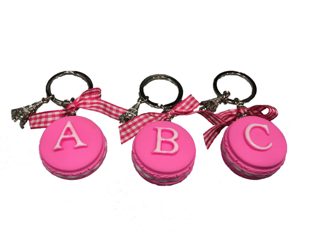 Porte-clés Macaron Alphabet avec une petite Tour Eiffel en strass, idéal pour un souvenir personnalisé de Paris.
