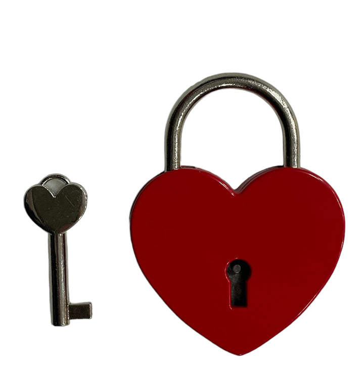 Cadenas en forme de cœur rouge avec une clé en forme de cœur, représentant l'amour et la sécurité.
