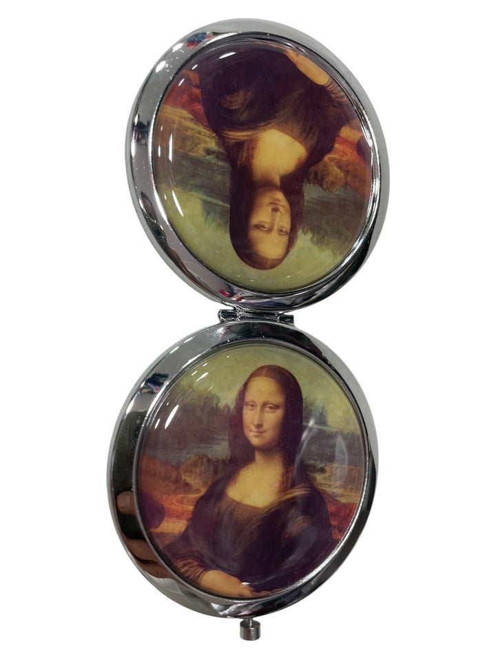 Mona Lisa mirror souvenirs of France