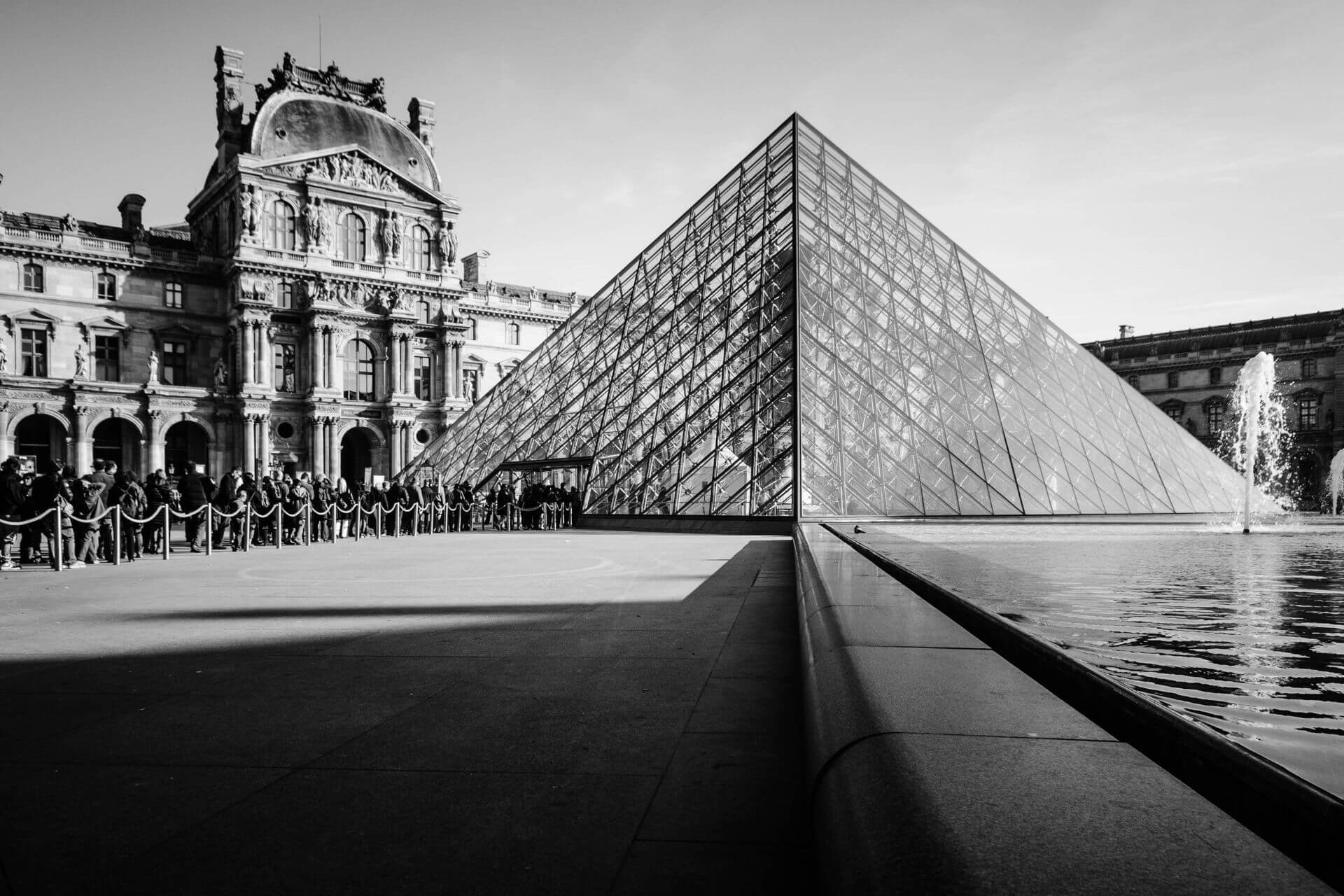 Pyramide du Louvres à Paris - Rue de rivoli