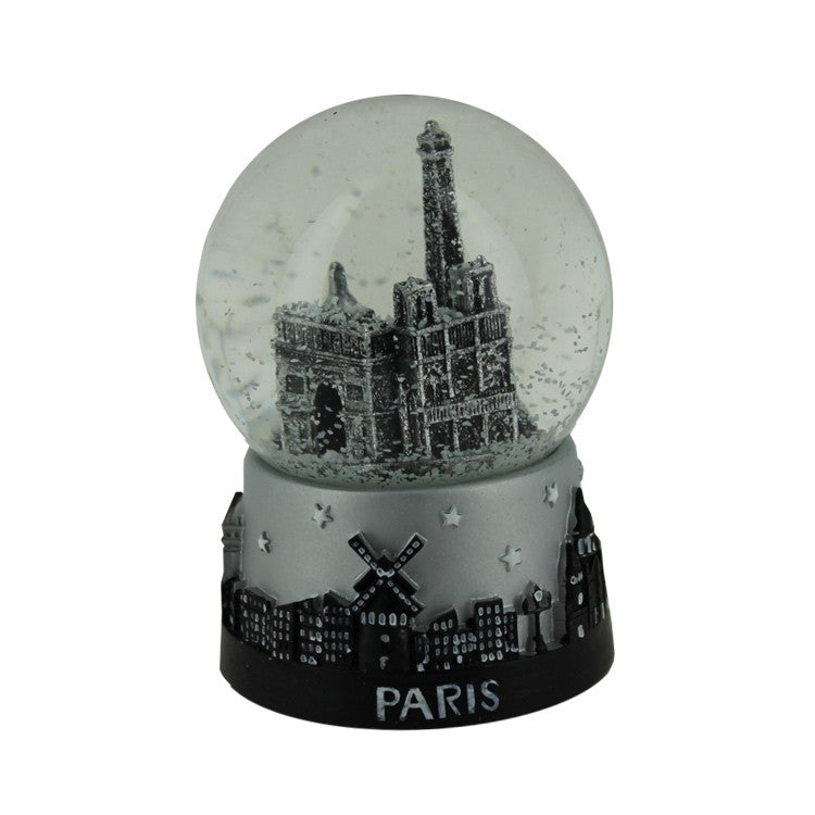 Boule de neige avec une Tour Eiffel argentée et monuments de Paris, souvenir élégant de la ville.