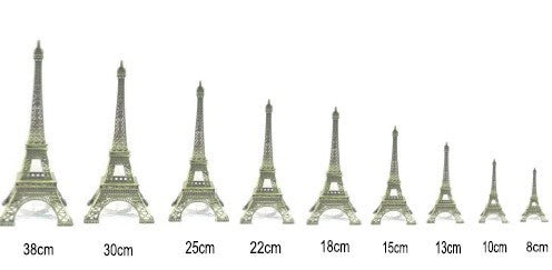 Miniature de la Tour Eiffel en bronze, disponible en différentes tailles, comme souvenir de Paris.