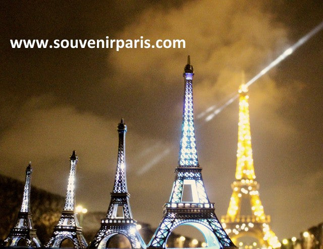 Tour Eiffel scintillante en miniature, disponible en différentes tailles, pour une décoration lumineuse.
