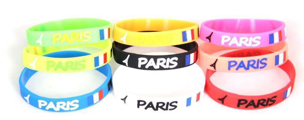 Bracelet élégant avec la Tour Eiffel et le drapeau français, aux couleurs vives.