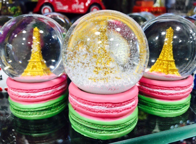 Boule de neige Tour Eiffel 2 macarons