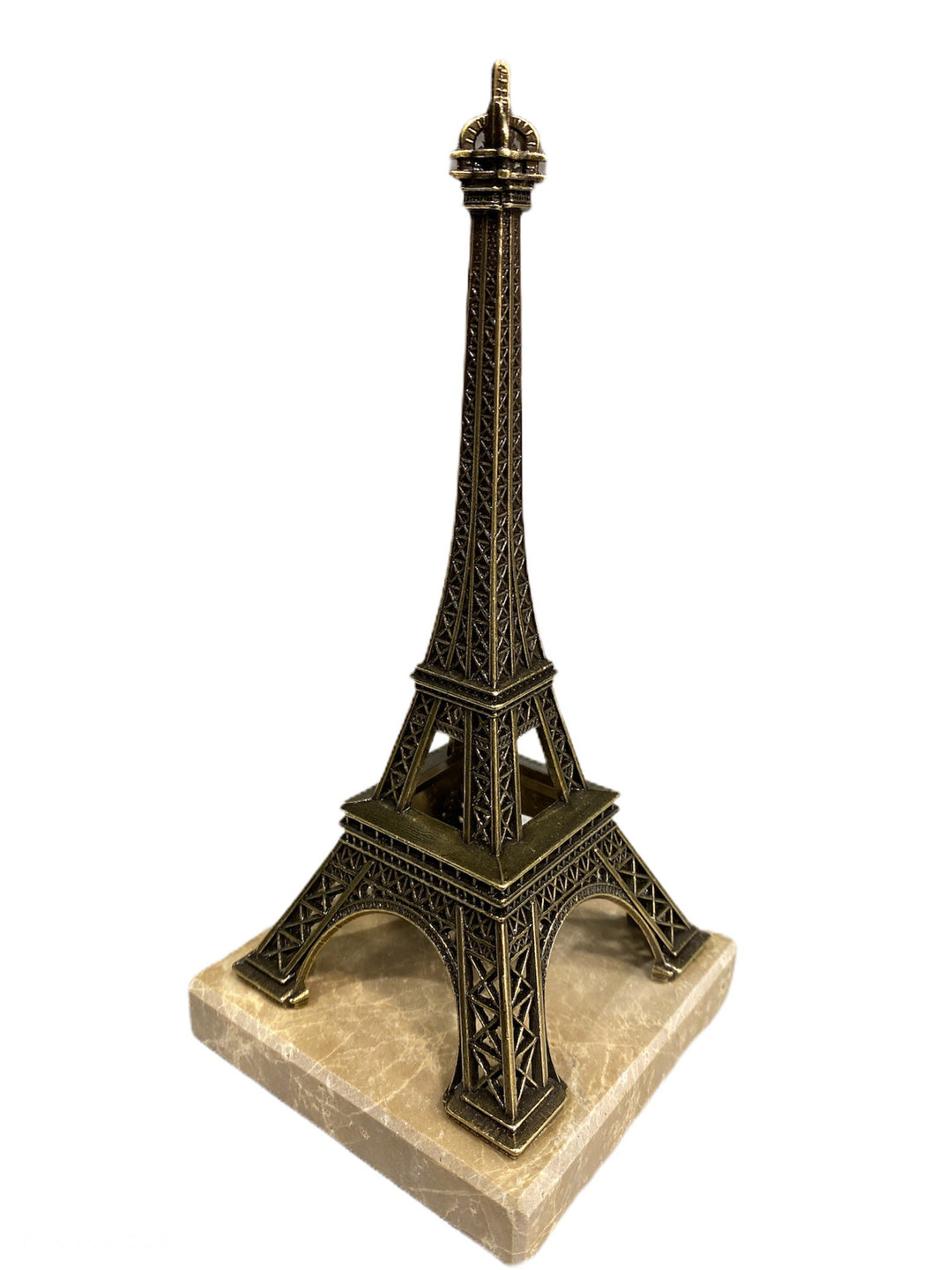Tour Eiffel métal sur marbre