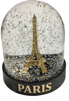 Boule de neige avec une Tour Eiffel dorée miniature à l'intérieur, représentant un souvenir élégant de Paris.